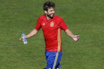 Piqué, en un entrenamiento de España en Saint Martín de Ré.-REUTERS / ALBERT GEA