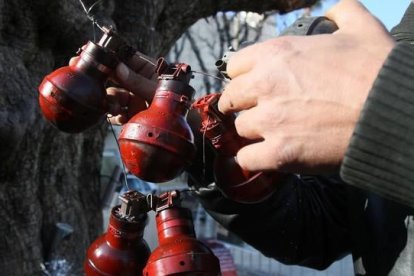 Un palestino usa en la ciudad de Belén bombas de gas lacrimógeno como decoración navideña.-AFP / MUSA AL-SHAER