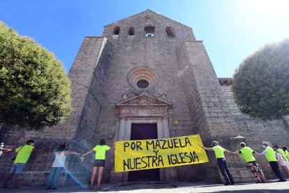 Los vecinos de Mazuela celebran haber conseguido casi 13.000 euros para reparar su iglesia. ICAL
