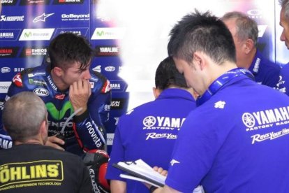 Maverick Viñales pasó ayer, en Montmeló, un día de test intenso con su equipo técnico, comandado por Ramón Forcada.-EMILIO PÉREZ DE ROZAS