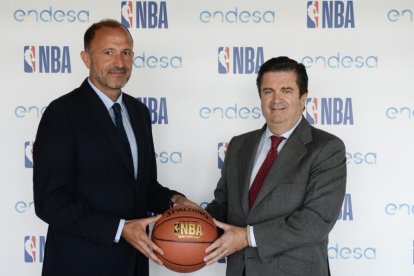 Chus Bueno, de NBA España (izquierda) y Borja Prado, presidente de Endesa-EL PERIÓDICO