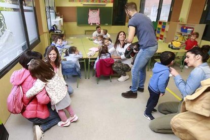 Los niños de primero de Infantil en su primera toma de contacto con su aula azul-RAÚL G. OCHOA