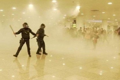 Agentes de la Policía Nacional, durante los enfrentamientos en el aeropuerto de El Prat.-EL PERIÓDICO