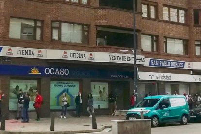 Los abonados del Hereda San Pablo rodean el edificio de las oficinas del club en el primer día de la campaña diseñada sobre el 40% del aforo del Coliseum. ECB