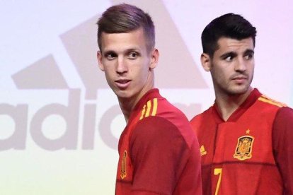 Olmo, junto a Morata, en la presentación de la nueva camiseta de la selección.-APF / ÓSCAR DEL POZO