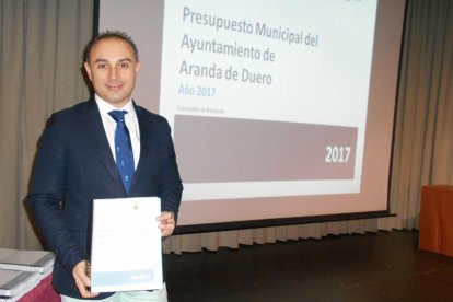 El nuevo concejal de Hacienda, con el documento de los Presupuestos presentado ayer.-L. V.