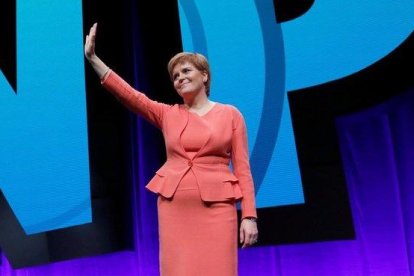 Nicola Sturgeon saluda a los congresistas del Partido Nacional Escocés, el 9 de octubre en Glasgow.-REUTERS / RUSSELL CHEYNE