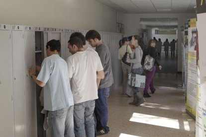 Un grupo de alumnos en la Facultad de Ciencias de la Universidad de Burgos.-ISRAEL L. MURILLO