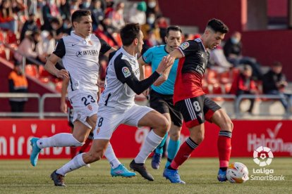 Meseguer conduce el balón ante Pedro Díaz y Djurdjevic. LALIGA