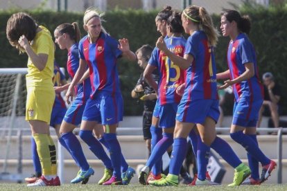 Las jugadoras azulgranas celebran un gol.-VALENTÍ ENRICH