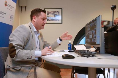 El alcalde de Burgos, Daniel de la Rosa, durante el pleno telemático de ayer. / RAÚL G. OCHOA