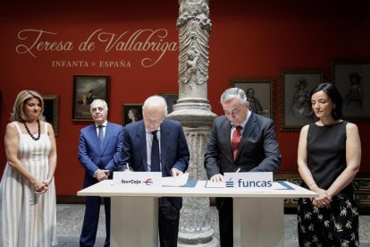 José Luis Aguirre, presidente de Ibercaja, y Carlos Ocaña, director general de Funcas durante la firma del convenio. Les acompañan, María Teresa Santos, jefe de Área de Desarrollo Profesional de Fundación Ibercaja, José Luis Rodrigo, director general de F-ECB