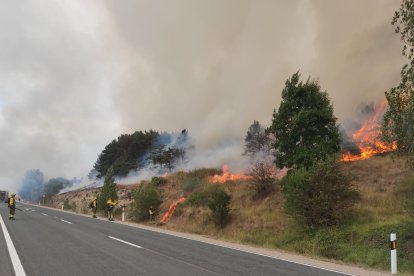 El incendio en el Páramo de Masa ha obligado a movilizar una gran cantidad de medios humanos y materiales. BRIF LUBIA