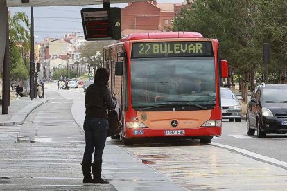 El autobús que circula por el bulevar llega a una parada donde espera un usuario.-RAÚL G. OCHOA