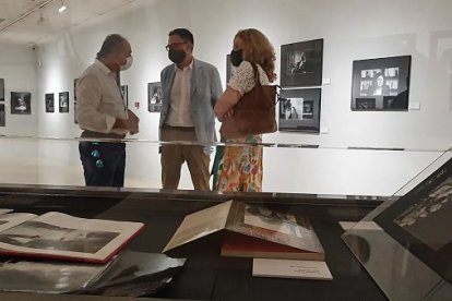 El concejal, Emilio Berzosa, junto al gerente del Instituto Castellano y Leonés de la Lengua, Luis González. L. V.