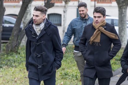 Los tres exjugadores de la Arandina, ayer, entrando en la Audiencia Provincial.-SANTI OTERO