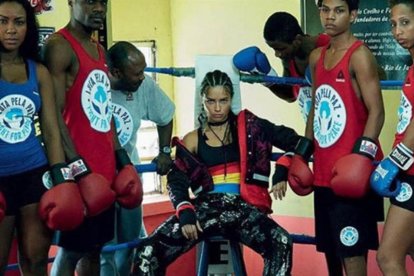 Adriana Lima, con los jóvenes de las favelas de Río en una foto de la campaña de la Fundación Laureus.-INSTAGRAM