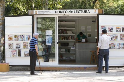 Imagen del punto de lectura del paseo de la Isla.-RAÚL G. OCHOA