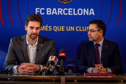 Pau Gasol Y Josep Maria Bartomeu, en un reciente acto conjunto en Miami.-EFE GIORGIO VIERA