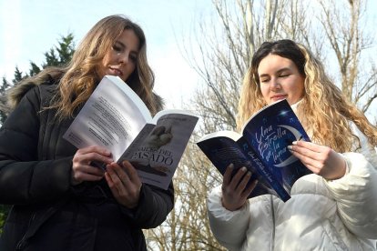 Silvia (I) y Miriam (D), escritoras burgalesas que han autopublicado sus libros. ICAL