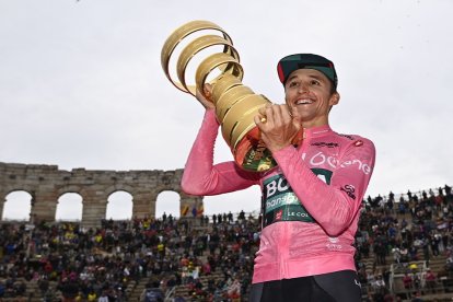 Hindley celebra su triunfo en el Giro enfundado en la maglia rosa. GIRO DI ITALIA