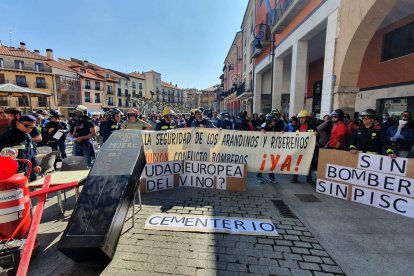 Los bomberos de Aranda se han manifestado hoy a las puertas del Ayuntamiento