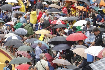 Los tendidos de El Plantío, cubiertos de paragüas en el primer festejo de la feria de 2014.-SANTI OTERO