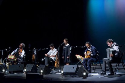 El dúo Fetén Fetén, en un concierto con los niños franceses Isaac y Nora. SANTI OTERO