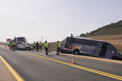 Imagen del accidente entre el autobús y el turismo. ECB