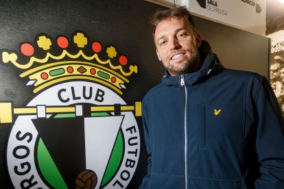 Michu posa junto al escudo del Burgos CF en túnel de vestuarios de El Plantío. Santi Otero