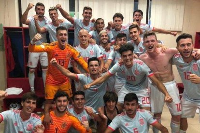 La sub19 celebra el pase a semifinales.-