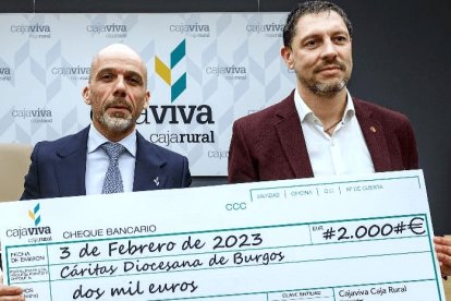 El director del Área de Negocio de Cajaviva, Javier Casado, y el secretario de Cáritas, Ignacio Ruiz. ICAL