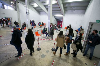 Profesores esperan para vacunarse en el Coliseum el pasado sábado. TOMÁS ALONSO