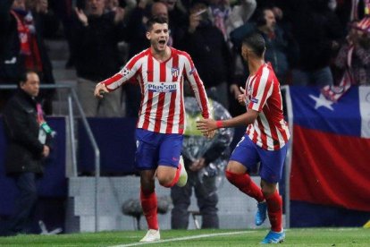 Morata (i) celebra junto a Lodi el gol del Atlético ante el Leverkusen-