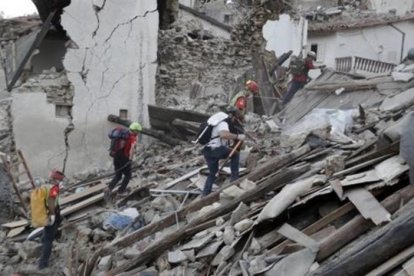 Equipos de rescate entre los escombros de Pescara del Tronto.-ANDREW MEDICHINI / AP