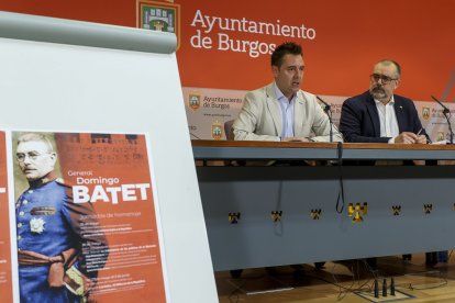 De la Rosa y Fernández de la Mata durante la presentación del homenaje a Domingo Batet. SANTI OTERO