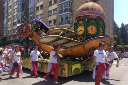 La carroza ganadora, obra de la peña Los Gamones.-RAÚL OCHOA