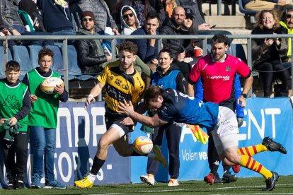 Cánepa supera a su rival con la patada ante el asombro de la grada. ÁREA 11