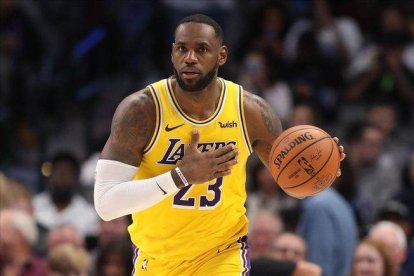 Lebron James conduce el balón en uno de los partidos de esta nueva temporada-RONALD MARTINEZ (AFP)