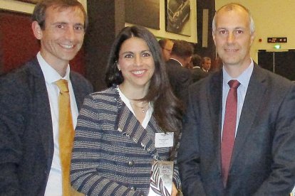 La CEO de ASTI, Verónica Pascual, posa con el premio recibido en París.-ECB