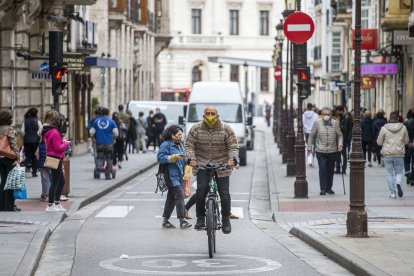 Un ciclista urbano recorre la calle Santander, señalizada desde hace unos meses como ciclocalle. SANTI OTERO