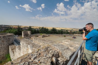 Un hombre toma una imagen desde el Castillo de Burgos. TOMÁS ALONSO