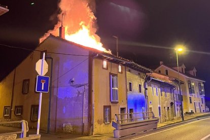 La familia, que ha perdido su vivienda, fue alojada en un hotel.