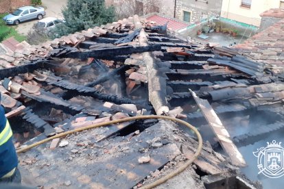 Los Bomberos sofocan un fuego en Villahoz. BOMBEROS DE BURGOS