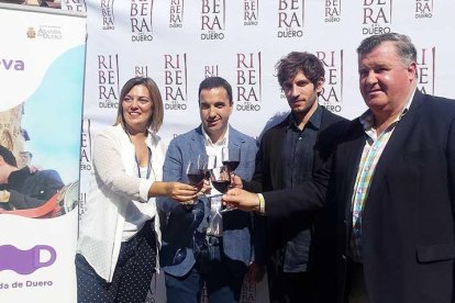 Milagros Marcos, Óscar Velasco, Quim Gutiérrez y Enrique Pascual brindan con Ribera del Duero.-L.V.