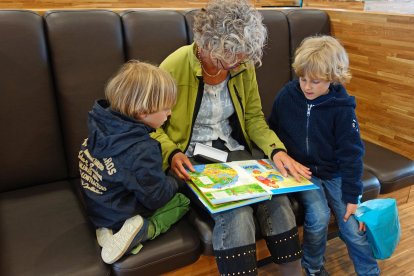 Leer a los niños no acaba cuando ya leen solos. Es uno de los cinco trucos para criar niños lectores. ALINE DASSEL