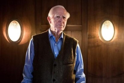 El escritor británico John Le Carré en octubre del 2017 en Hamburgo.-CHRISTIAN CHARISIUS (AP)