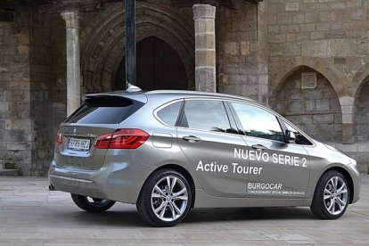El BMW Serie 2, frente a la iglesia de San Estebán de Burgos-© Héctor Fustel