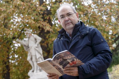 José Manuel López Gómez, con un ejemplar de su última publicación. SANTI OTERO