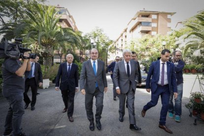 Felipe González junto a Lambán, esta mañana en Zaragoza-CHUS MARCHADOR